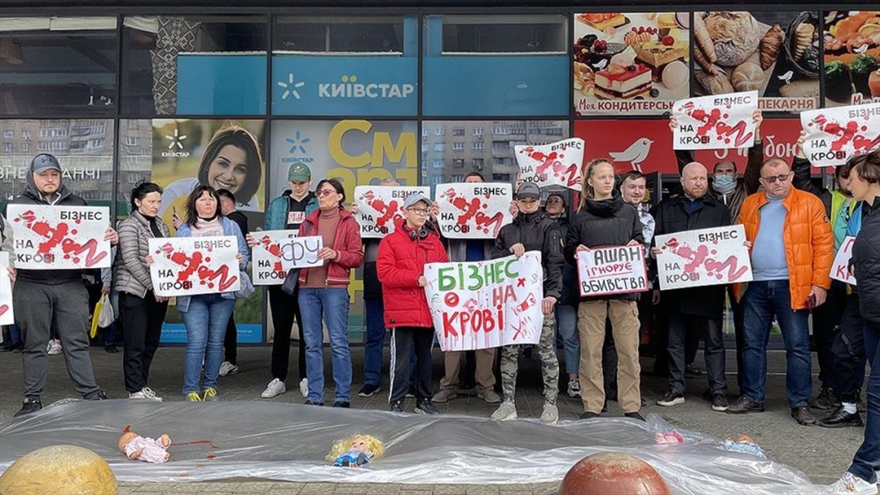Rusya'daki dükkanlarını kapatmayan Fransız marketler zinciri Lviv'de protesto edildi