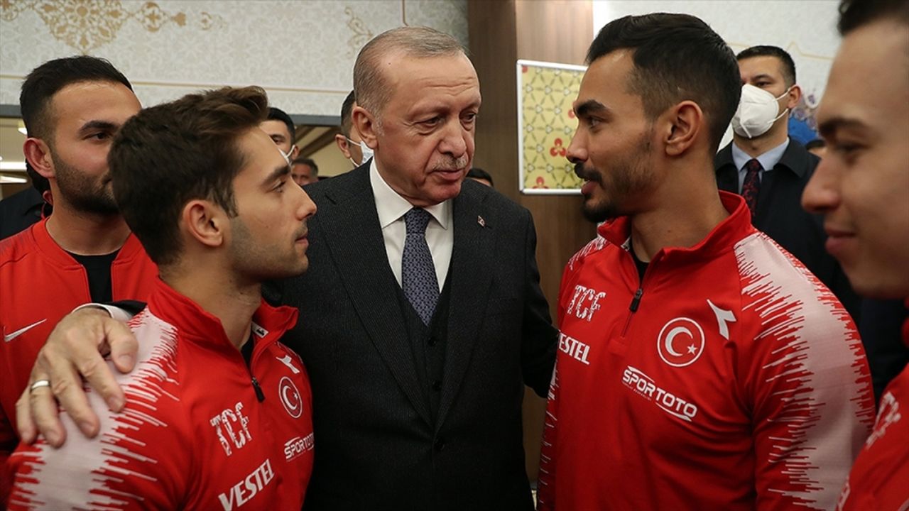 Cumhurbaşkanı Erdoğan, sporcularla iftarda bir araya geldi