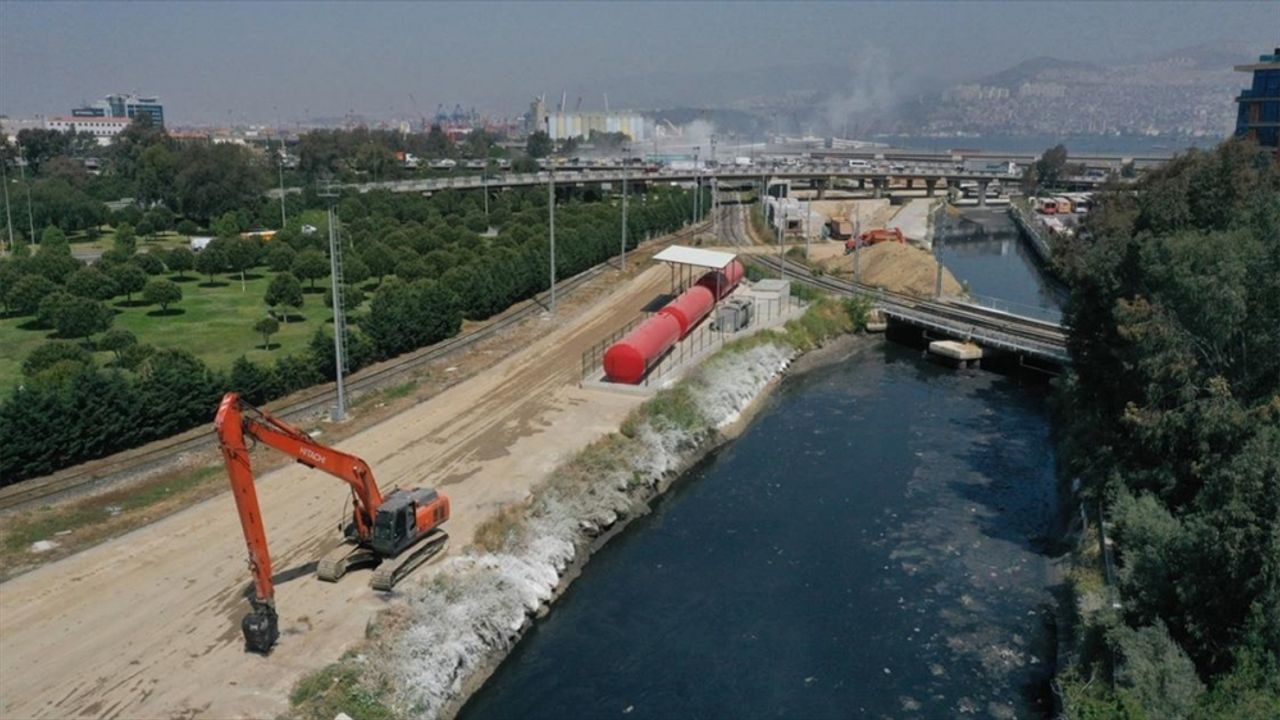 İzmir Körfezi'nde kötü kokunun derelerdeki betondan kaynaklandığı iddiası