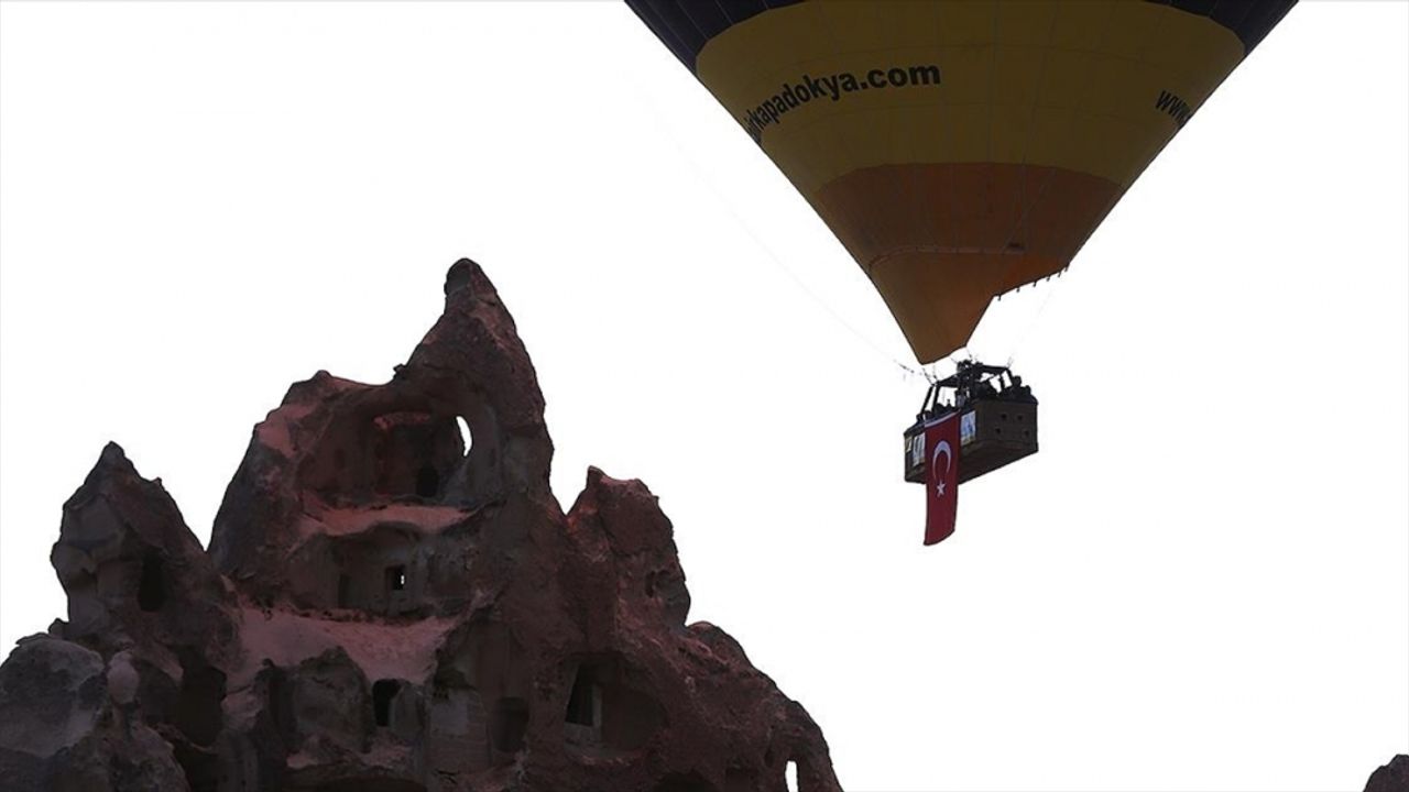 Kapadokya'da balonlar Türk bayrakları ile uçtu