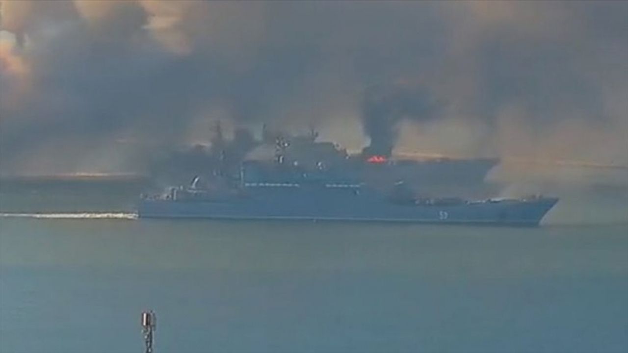 Ukrayna'nın vurduğu Rus gemisinden 54 kişiyi Türk gemisi kurtardı