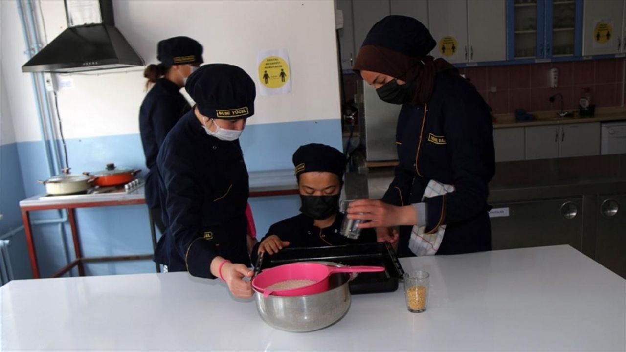 Liseliler ihtiyaç sahipleri için okul mutfağında iftarlık hazırlıyor