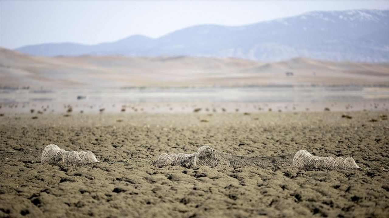 Su tutmaya başlayan Karataş Gölü'ndeki atıklar endişelendiriyor