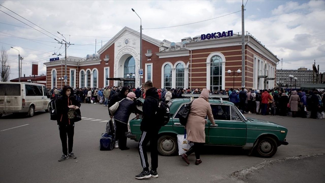 Ukrayna’da gün içinde yaklaşık 5 bin sivil, güvenli bölgelere çıkarıldı