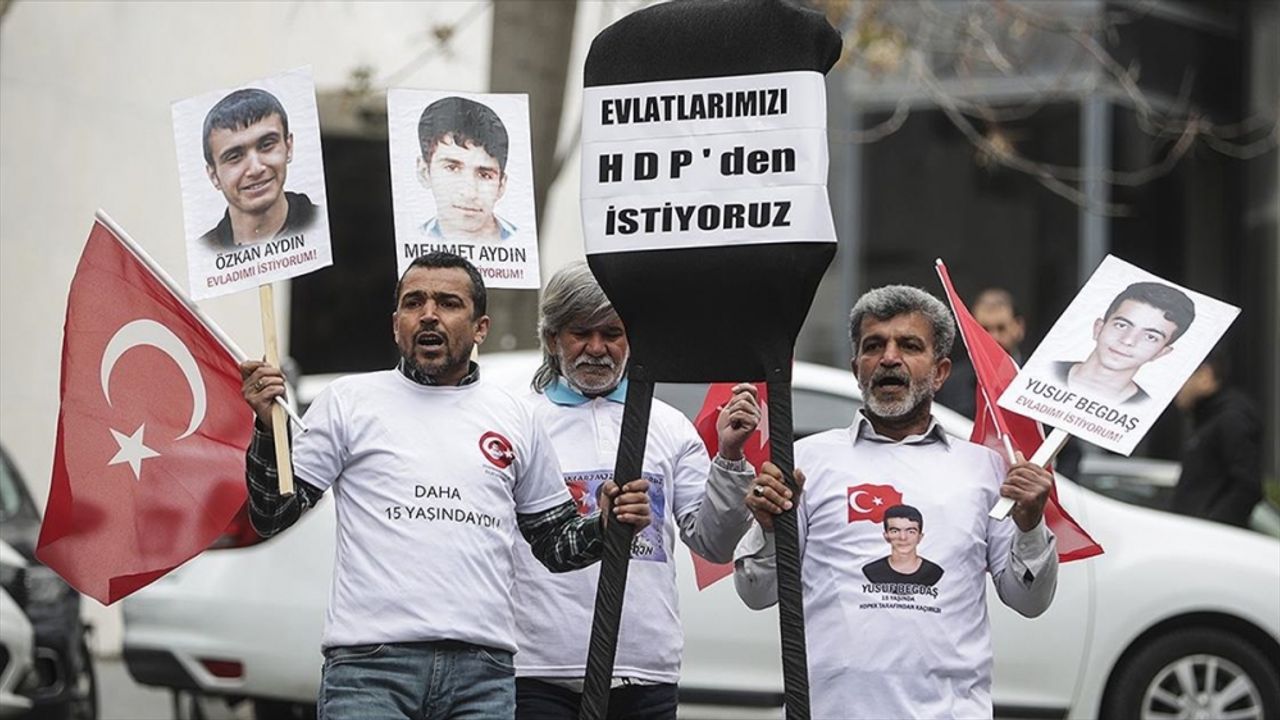 Evlat nöbeti tutan babalar, HDP'ye siyah çelenk bıraktı