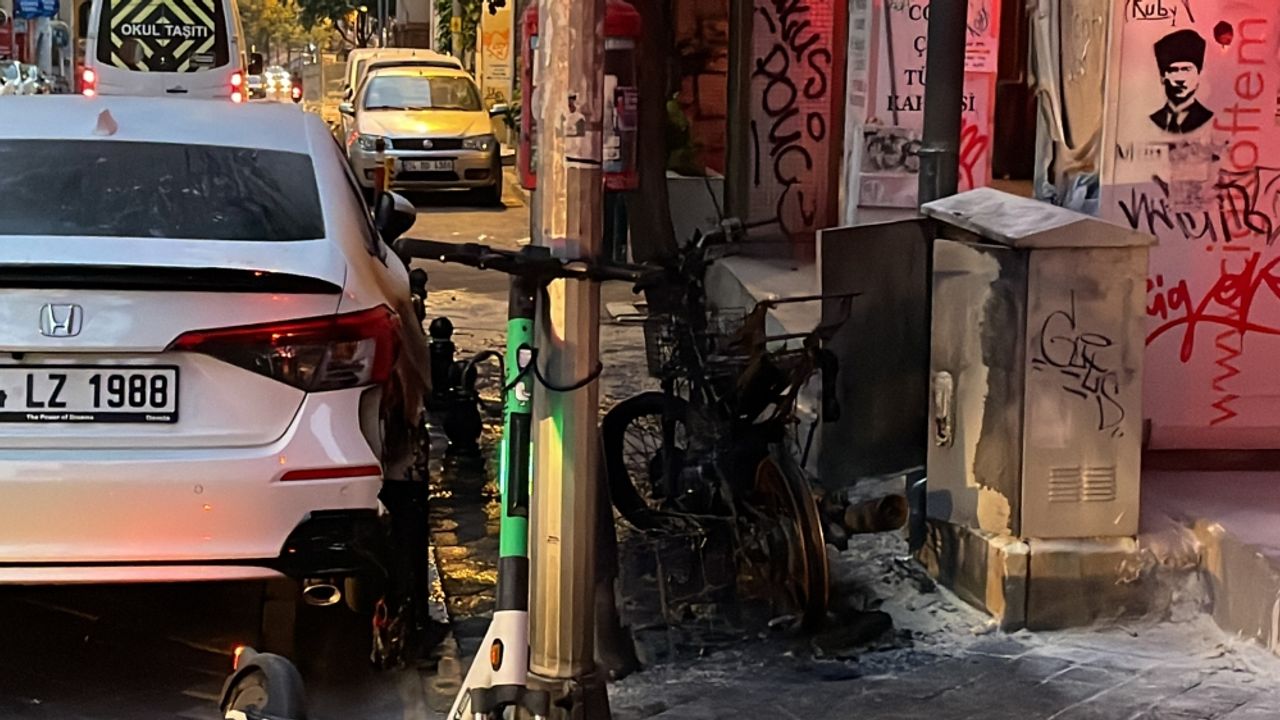 Kadıköy'de iki motosikleti kundakladığı iddia edilen şüpheli yakalandı