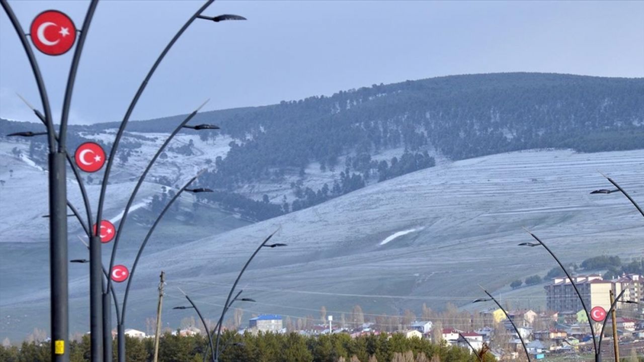 Kars'ta mayıs ayında yağan kar tarım alanlarını beyaza bürüdü
