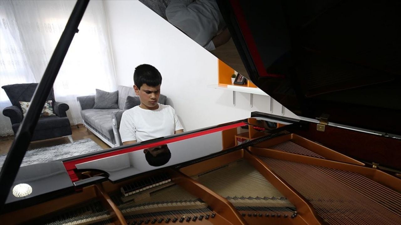 'Kusursuz kulak' Bager, Cumhurbaşkanı Erdoğan'ın gönderdiği piyanoyla beste yapıyor