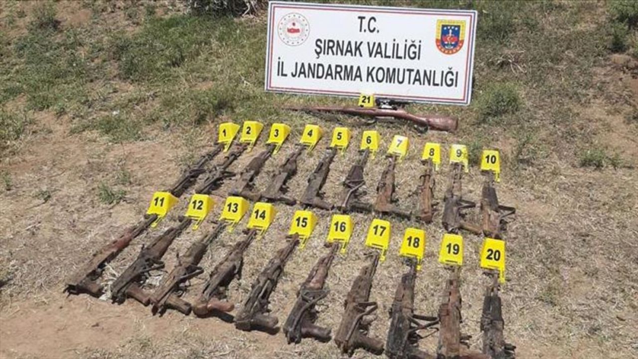 Toprağa gömülü 20 Kalaşnikov ve nişancı tüfeği ele geçirildi