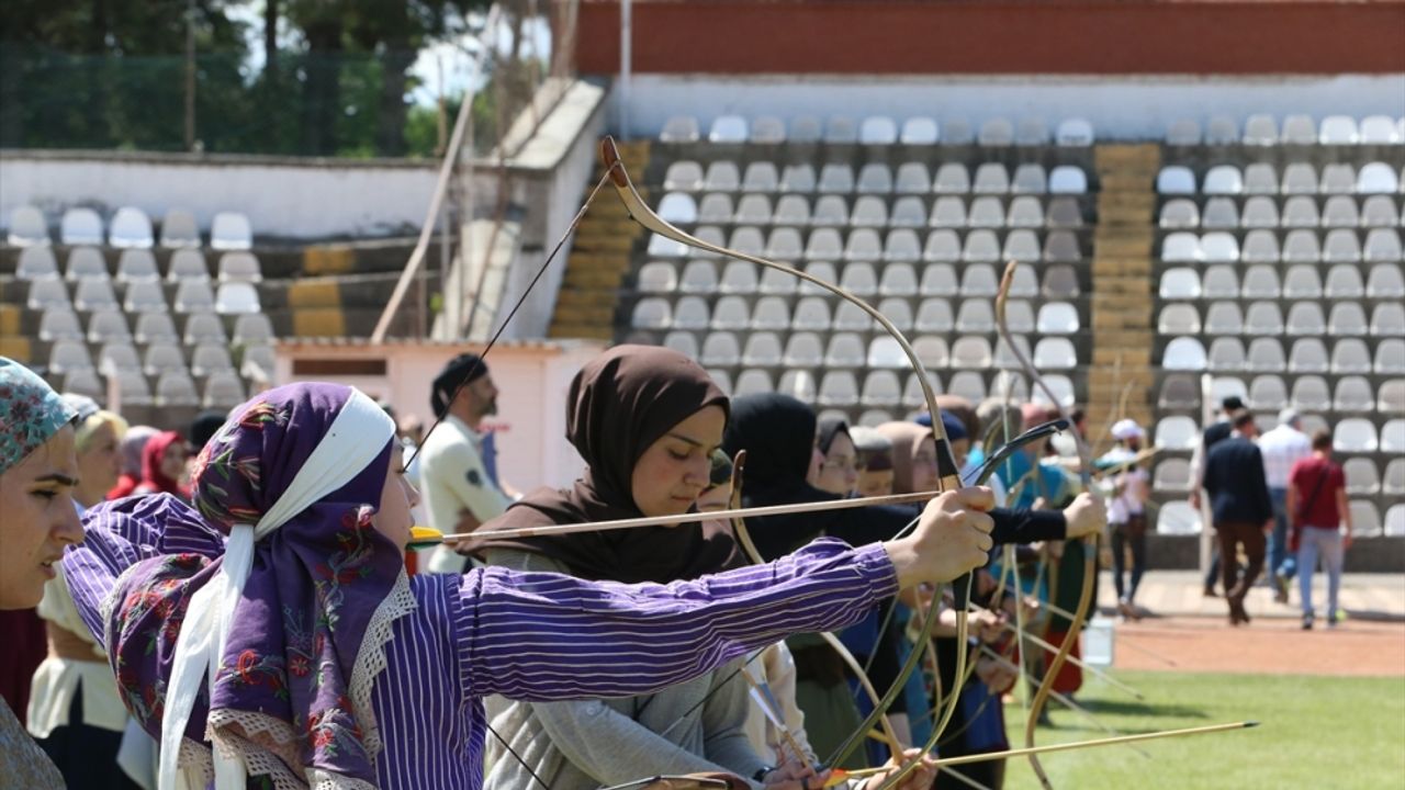 Tokat'ta düzenlenen geleneksel okçuluk yarışlarında final atışları yapıldı