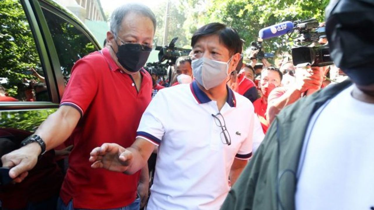 Filipinli diktatörün oğlu Marcos Jr., cumhurbaşkanlığı seçimlerinde önde