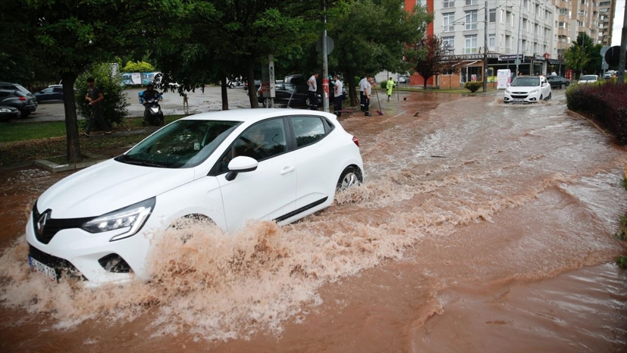 Eskişehir'de sağanak, su baskınlarına neden oldu