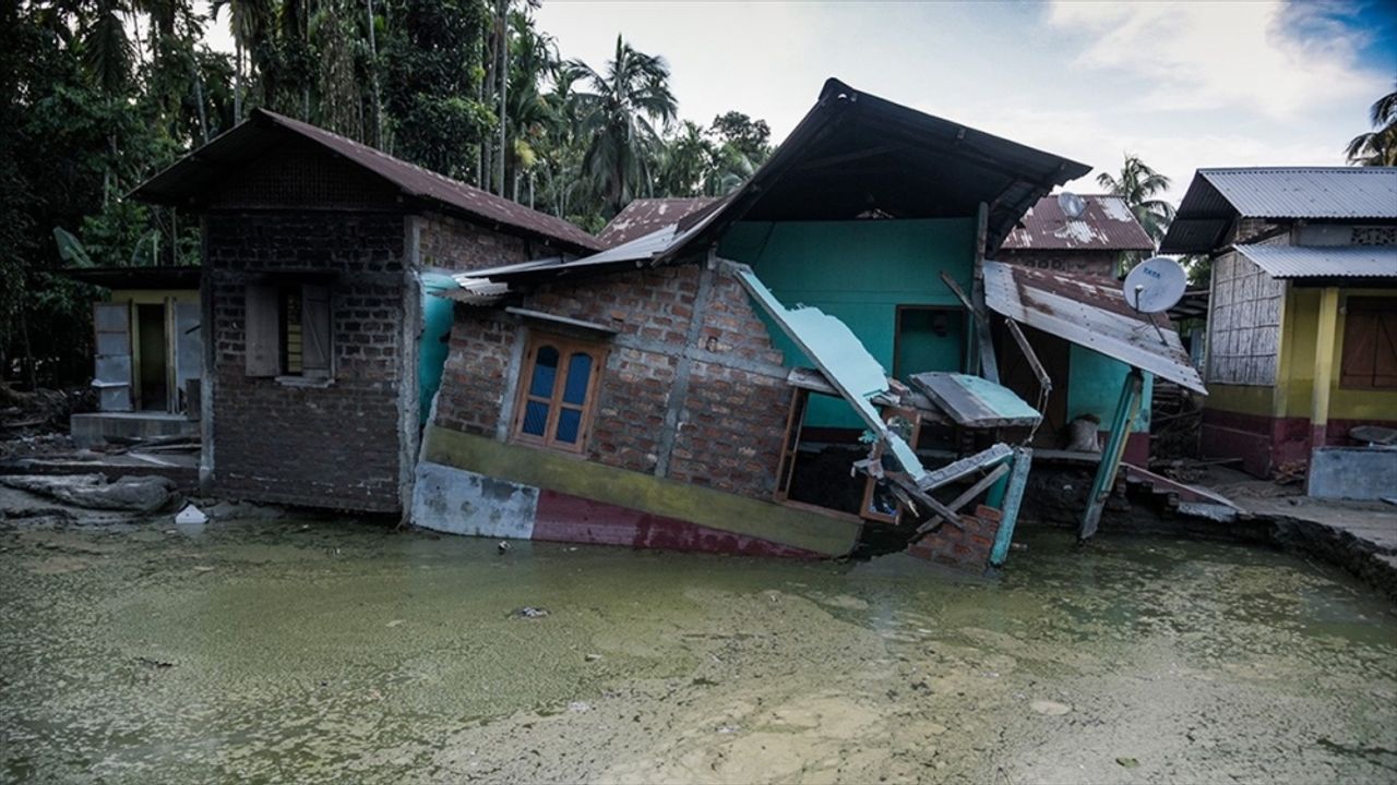 Hindistan'da şiddetli yağış nedeniyle 102 kişi hayatını kaybetti
