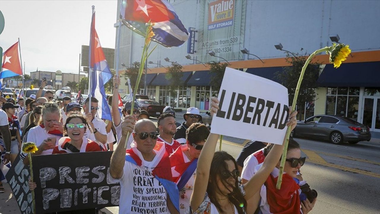 Küba, ABD'de kendisini protesto eden vatandaşlarına tepkili