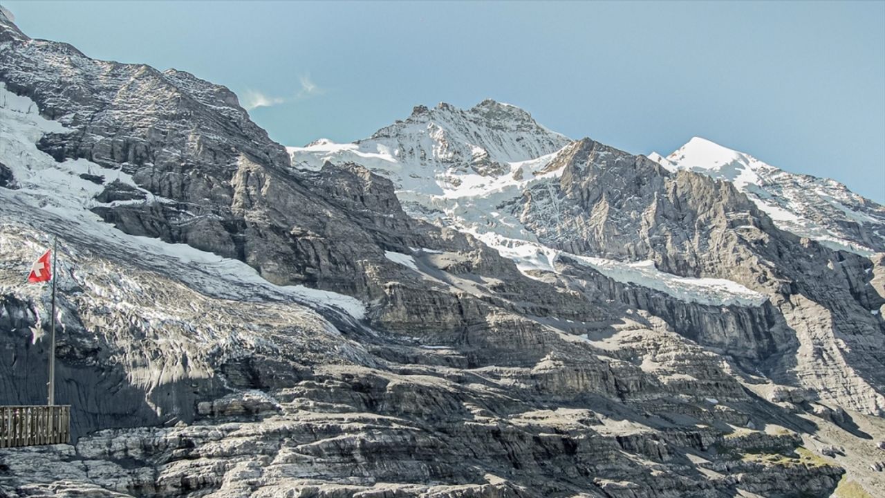 İsviçre Alplerindeki buzullar yarı yarıya eridi