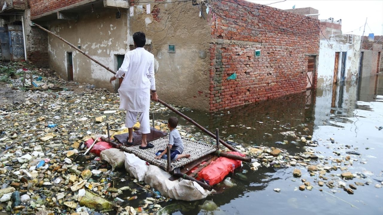 Pakistan'da 2 aydır etkili olan muson yağmurlarında 777 kişi öldü