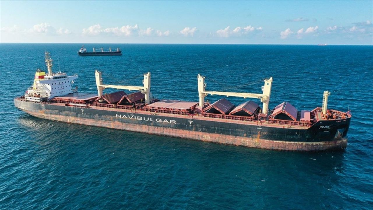 Tahıl gemisi İstanbul'un kuzeyinde demirledi