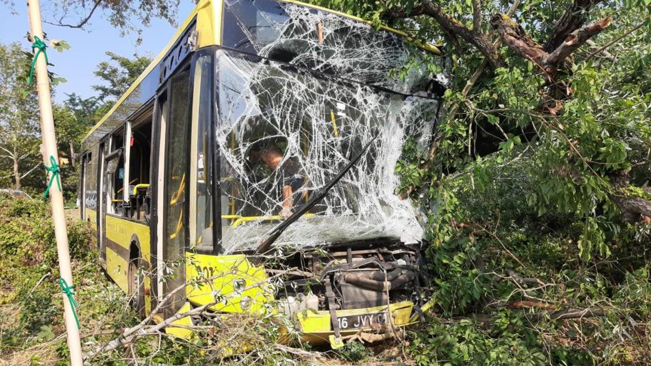 Bursa'da belediye otobüsü şarampole devrildi: 21 yaralı