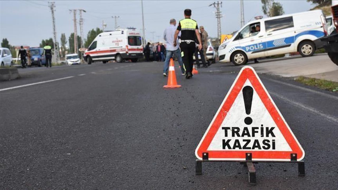 Mersin'de otomobille pikabın çarpıştığı kazada 9 kişi yaralandı