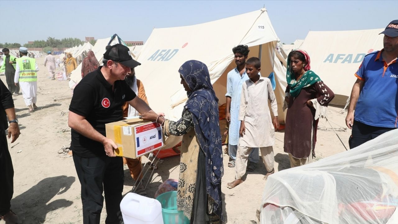 AFAD, Pakistan'da 500 koli gıda maddesi dağıttı