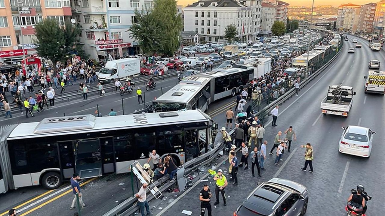 Avcılar'da iki metrobüs çarpıştı: 42 yaralı
