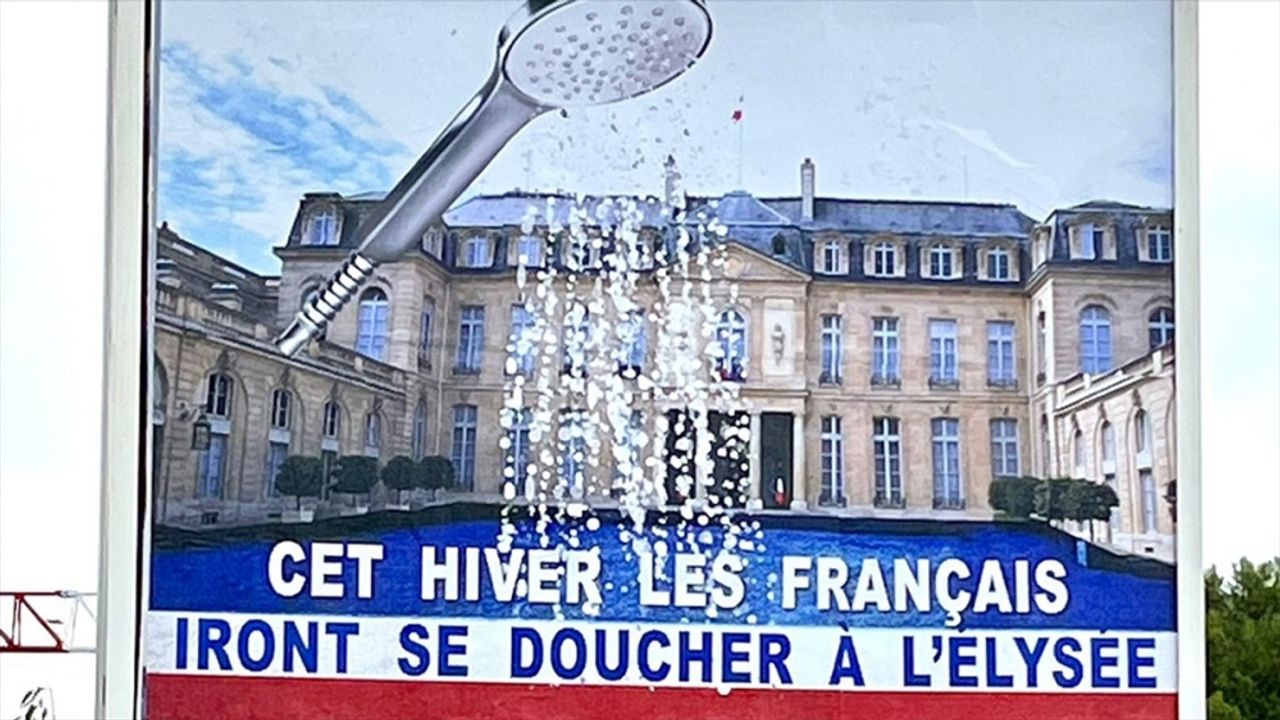 Fransa'da "duş başlıklı Elysee Sarayı" afişi gündem oldu