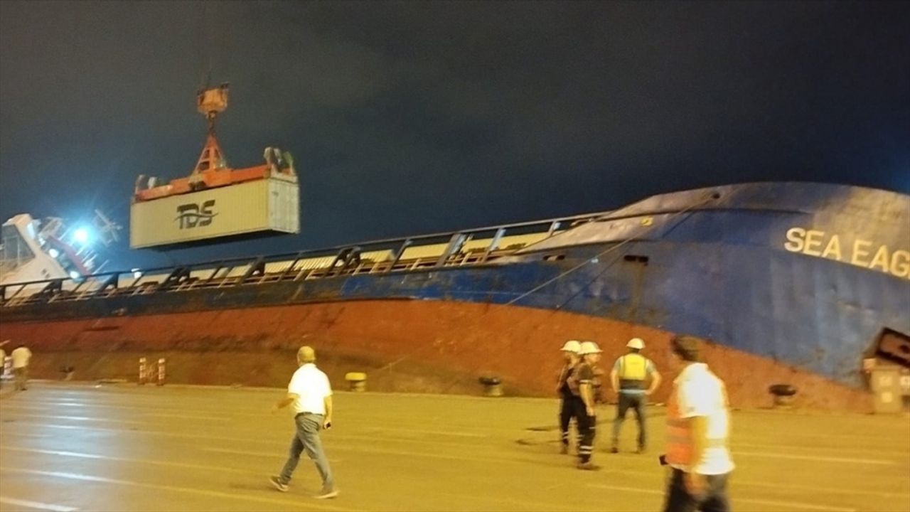 İskenderun’da limanda su alan konteyner gemisi battı