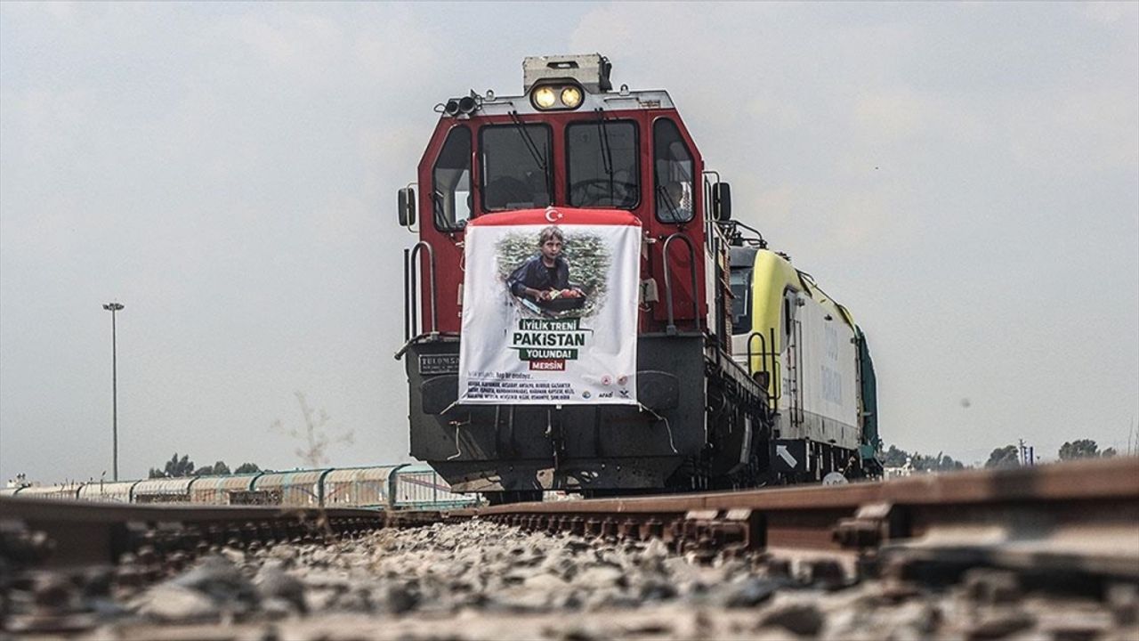 Pakistan'a yardım taşıyan "İyilik Treni" yola çıktı