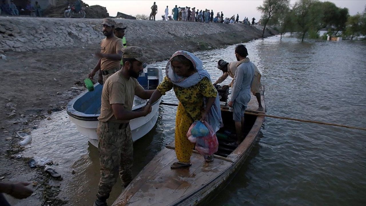 Pakistan'da muson yağmurlarında ölenlerin sayısı 1208 oldu