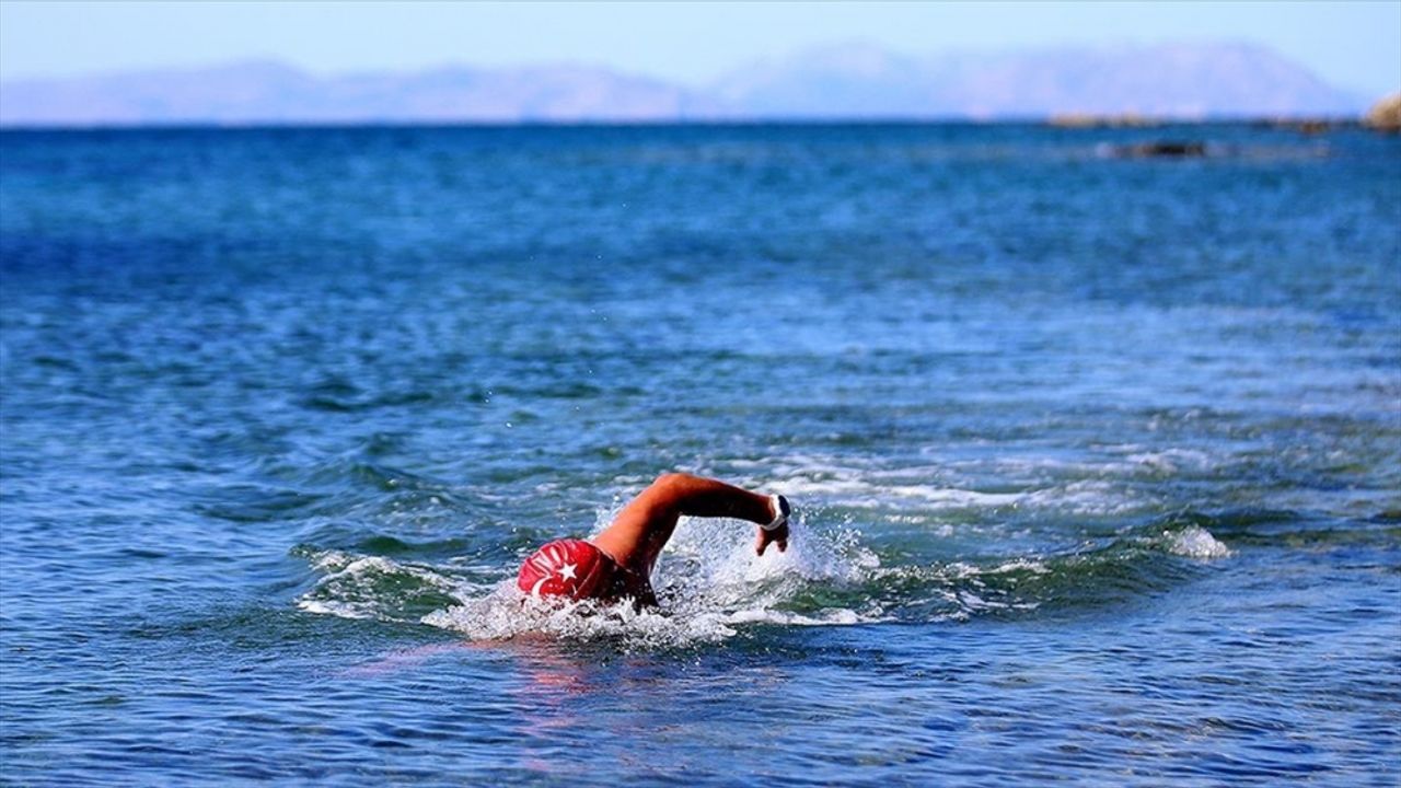 Sunaçoğlu, Gökçeada'ya 8 saat 14 dakikada yüzdü