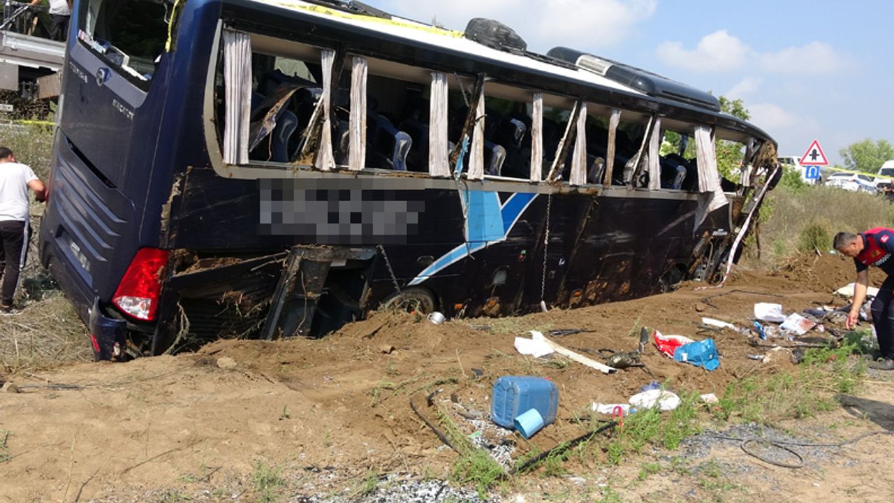 Çanakkale'de tur otobüsü su kanalına devrildi