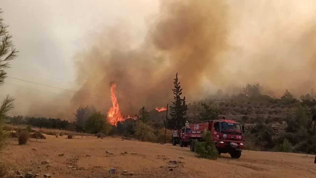 Mersin'de orman yangını, 110 hane boşaltıldı