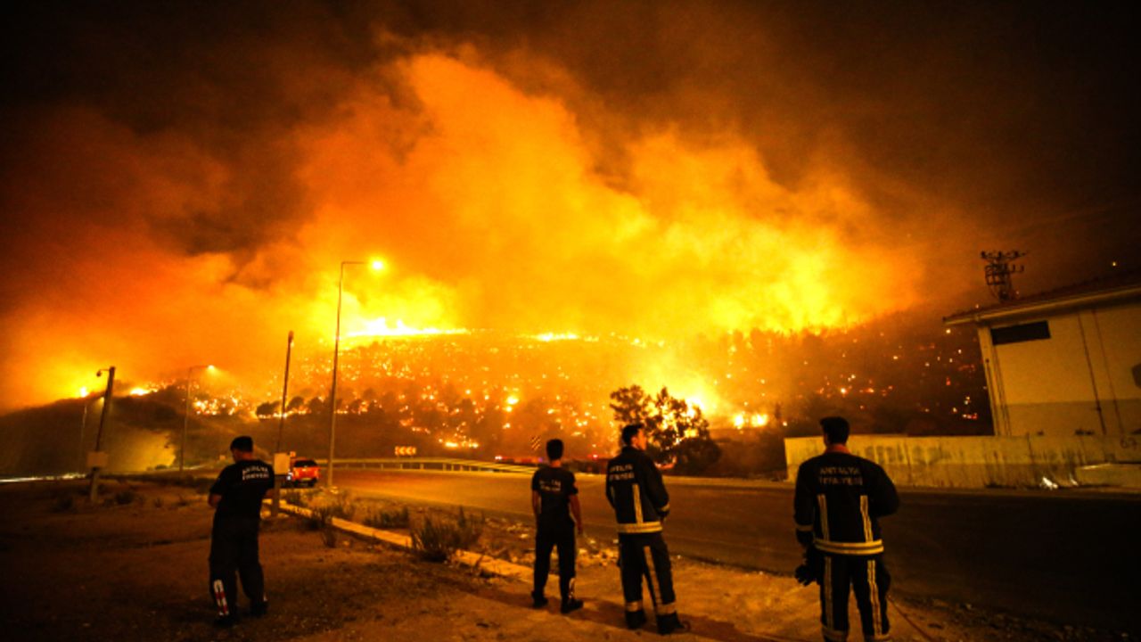 Mersin'deki yangın yayılarak devam ediyor