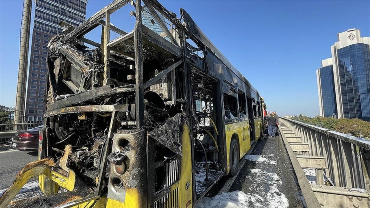 Beşiktaş'ta İETT otobüsü yanarak kullanılamaz hale geldi