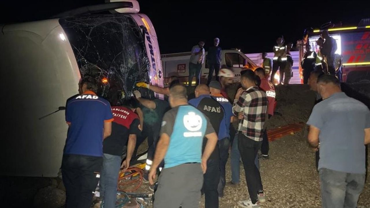 Şanlıurfa'da yolcu otobüsü şarampole devrildi: 25 yaralı