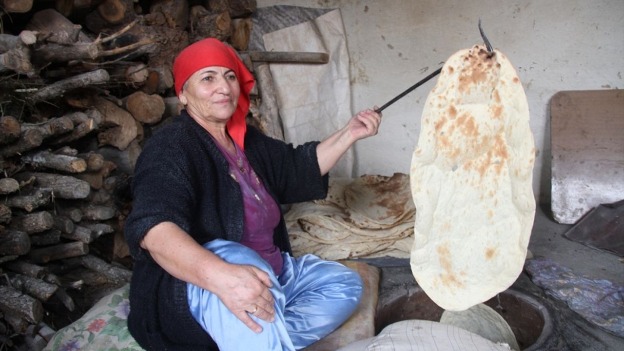 Kadınların tandırda kışlık ekmek mesaisi