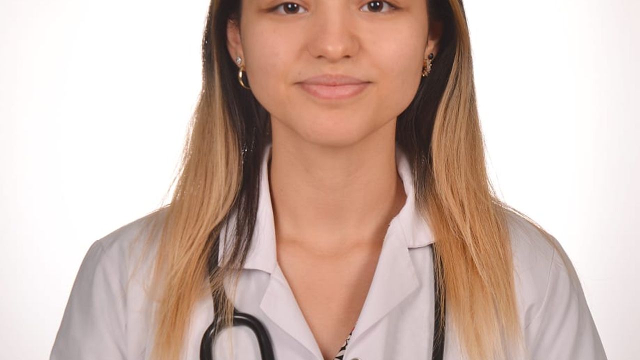 Sahte doktor Ayşe Özkiraz, beyaz önlüklü fotoğrafı kullanmış