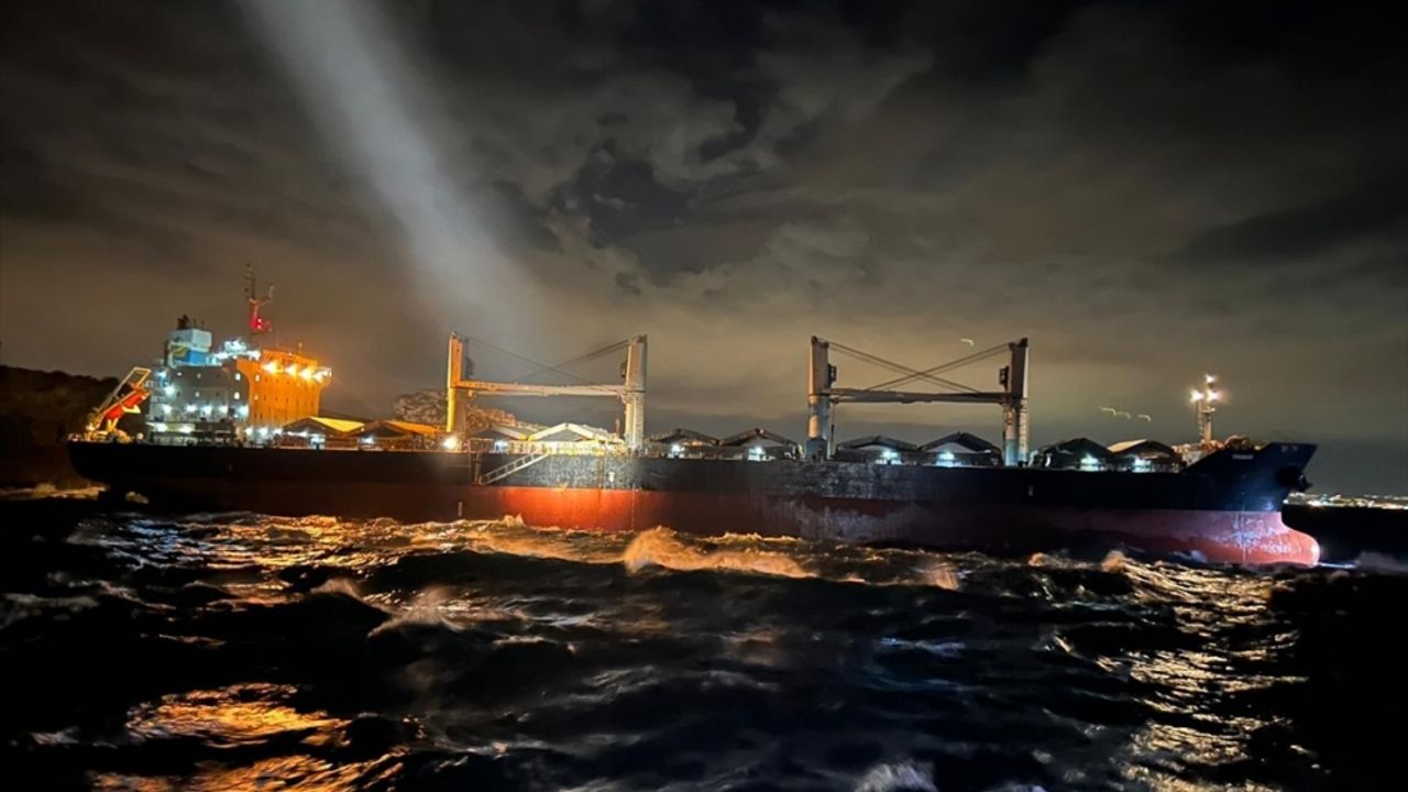 Balıkçı Adası açıklarında karaya oturan yük gemisi kurtarıldı