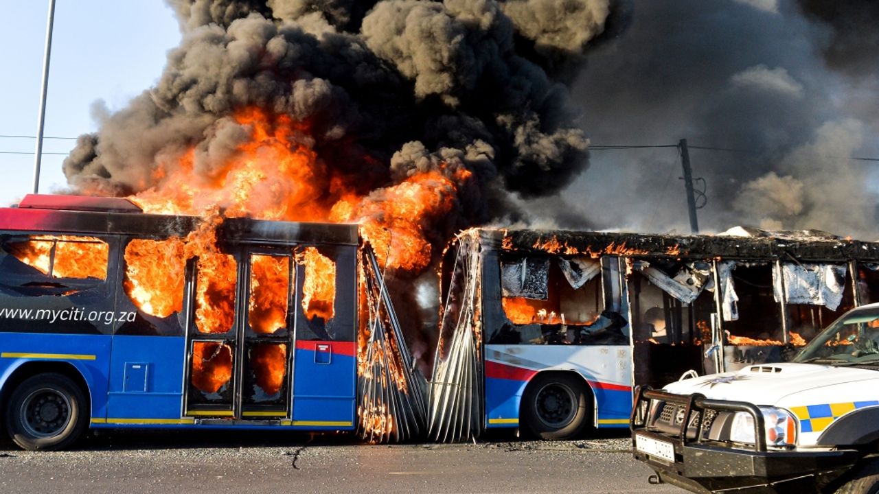 Cape Town'da grevdeki dolmuşçular 3 otobüsü ateşe verdi