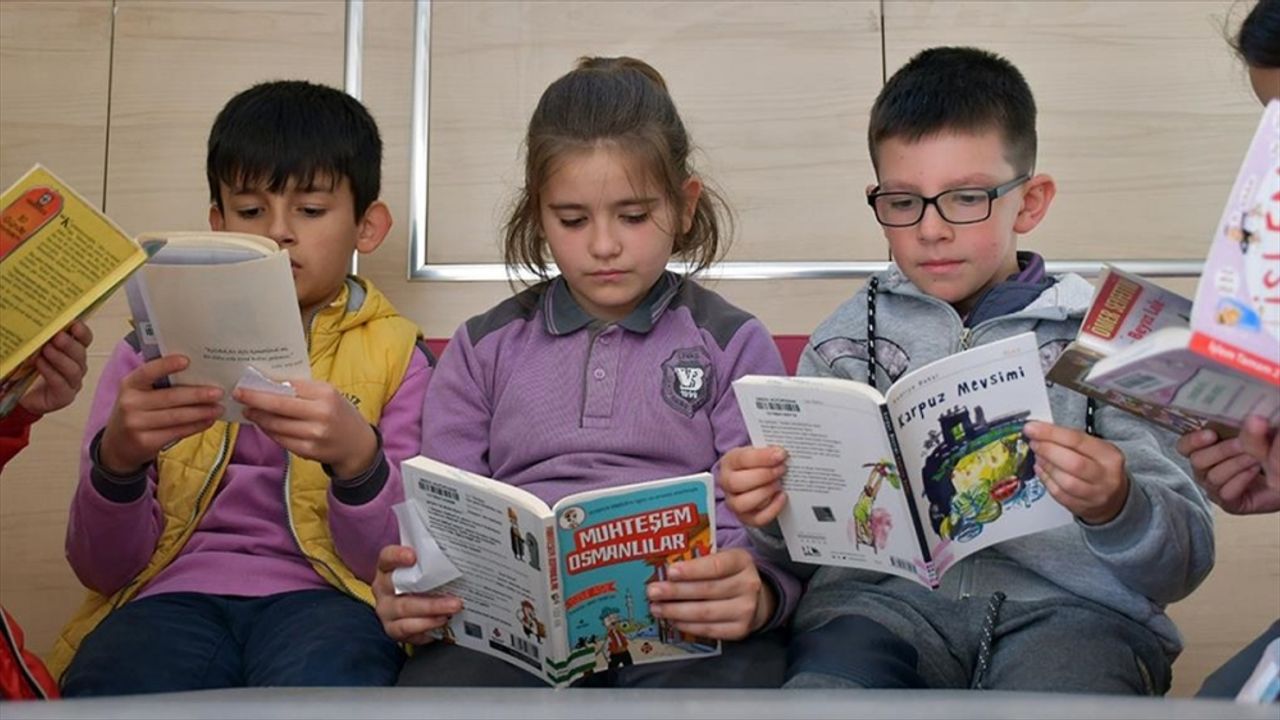 Çocuklara, gezici kütüphane ile kitap sevgisi aşılanıyor