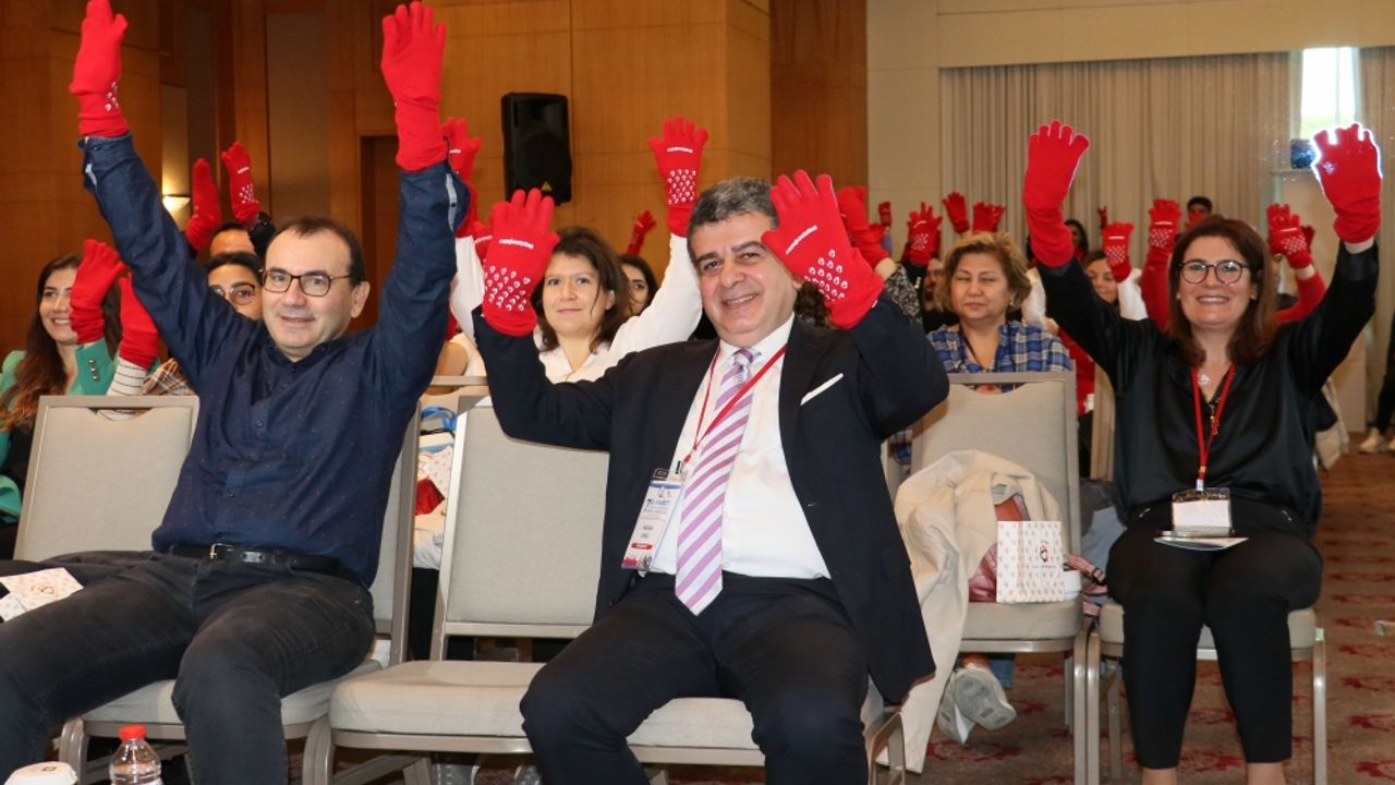 Diyabet kongresinde kırmızı çorapla farkındalık hareketi