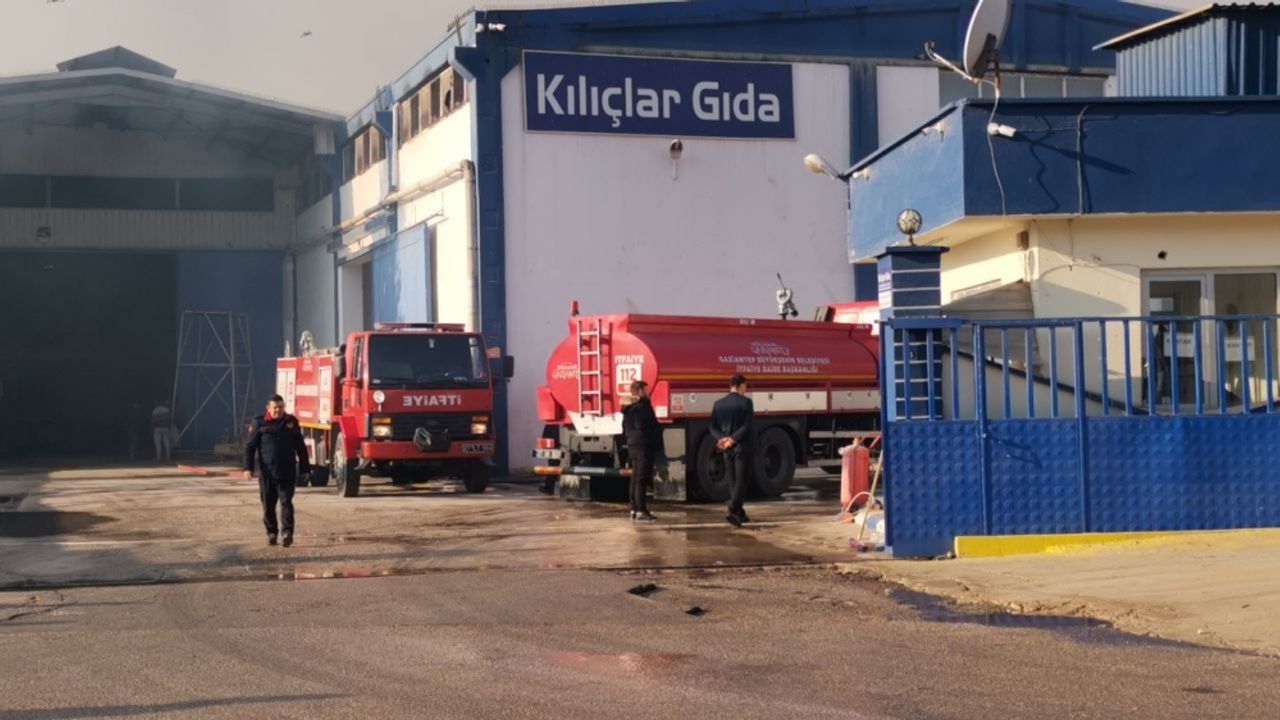 Gaziantep'te tekstil fabrikasında çıkan yangına müdahale ediliyor