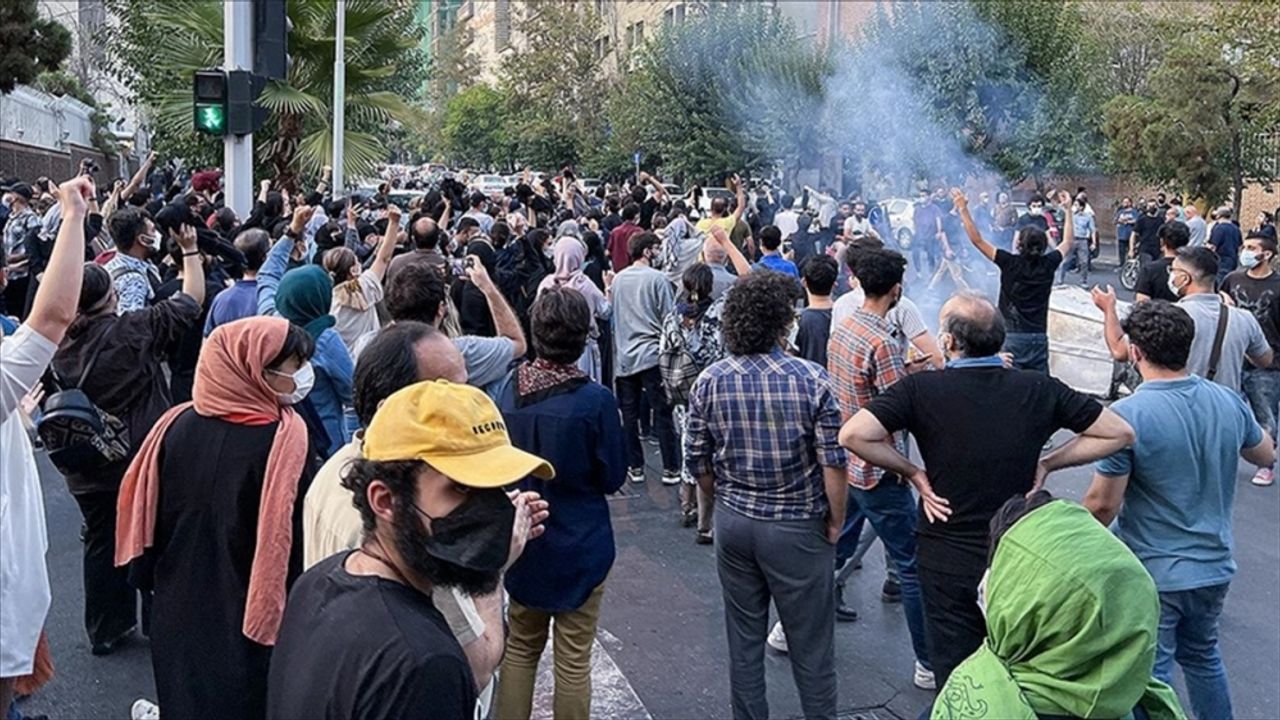 İran polisi göstericilere silah ve patlayıcıyla müdahale etti