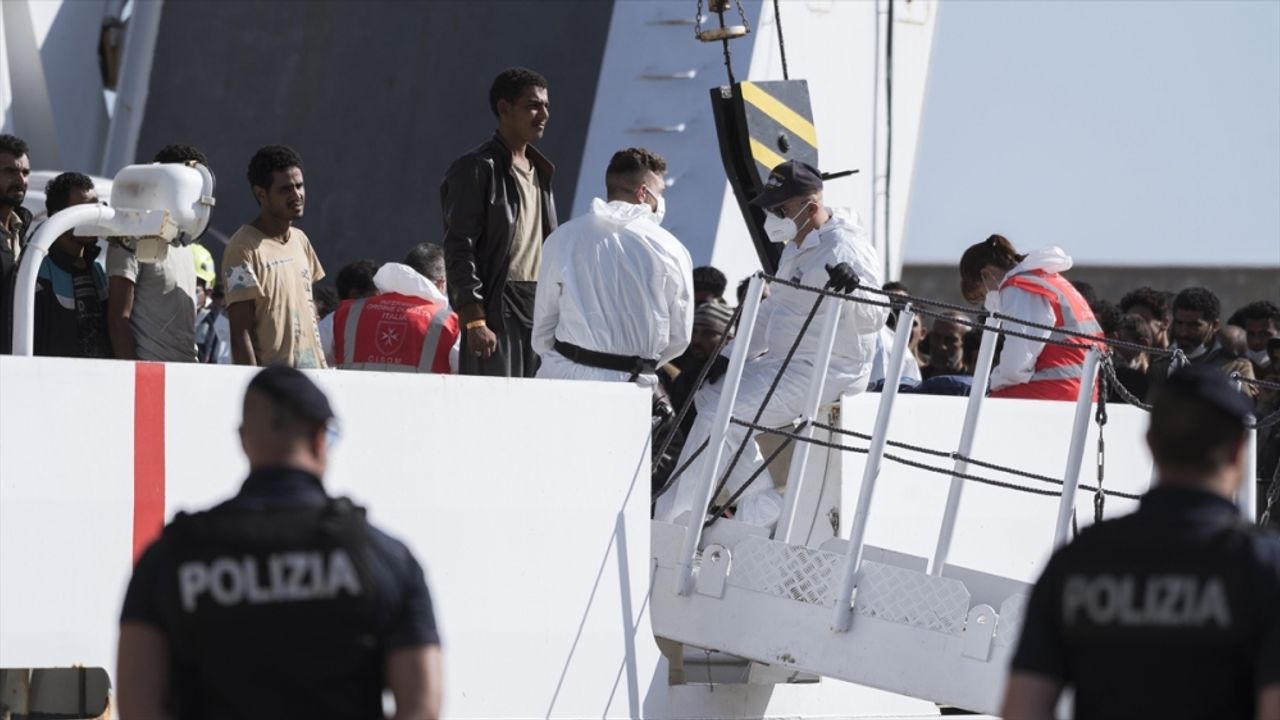 İtalya, kurtardığı göçmenleri tahliye etmek isteyen üçüncü STK gemisine izin verdi