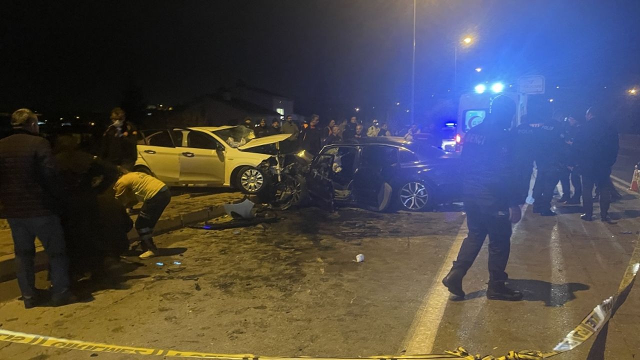 Kayseri'de otomobiller çarpıştı: 2 ölü, 6 yaralı