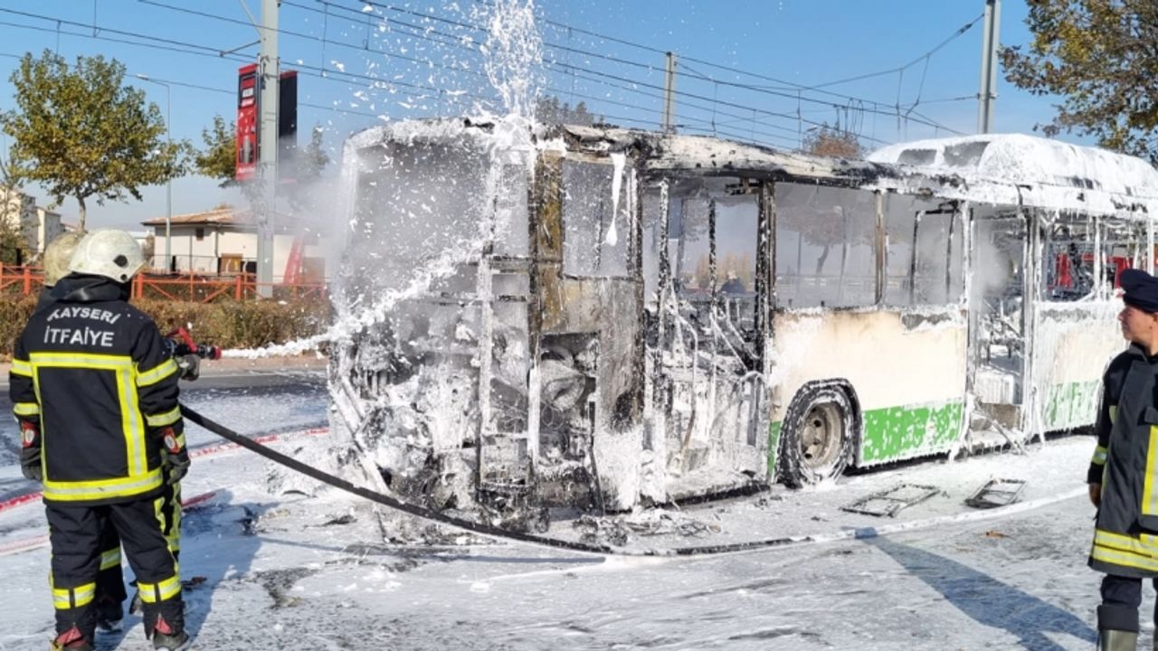 Kayseri'de özel halk otobüsü yandı