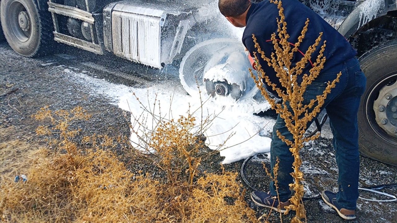 Malatya'da seyir halindeki kamyonun lastiği yandı