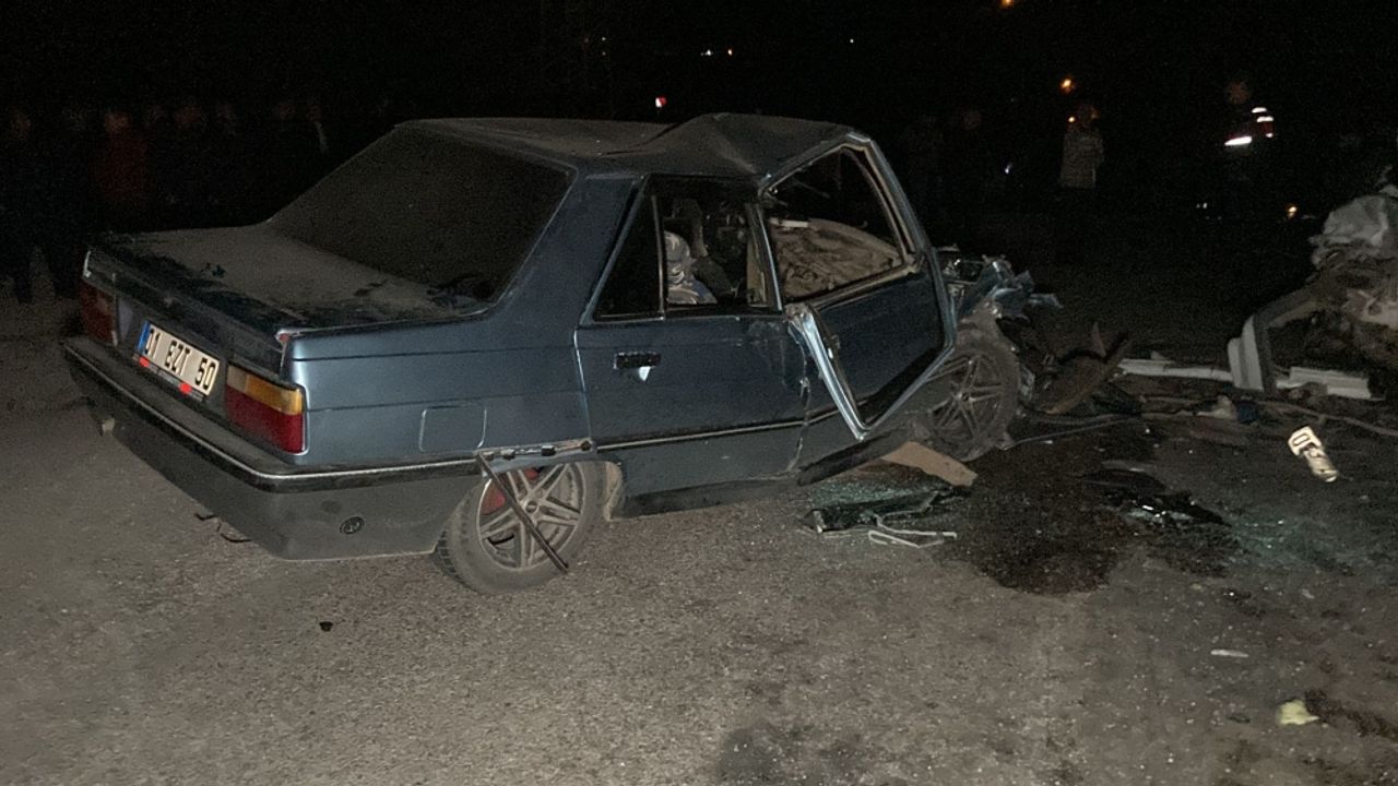 Mersin'de otomobiller çarpıştı: 2 ölü, 5 yaralı