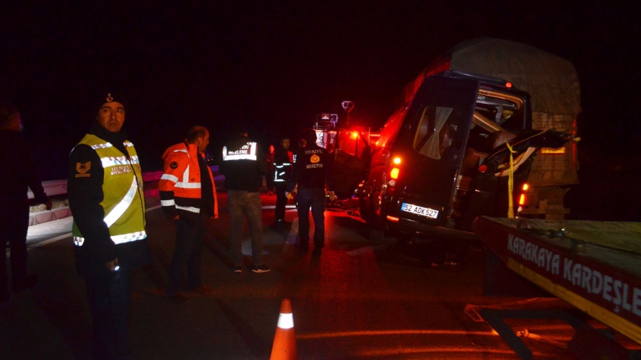Tiyatrocuları taşıyan minibüsle kamyonun çarpıştığı 3 kişi öldü, 8 kişi yaralandı