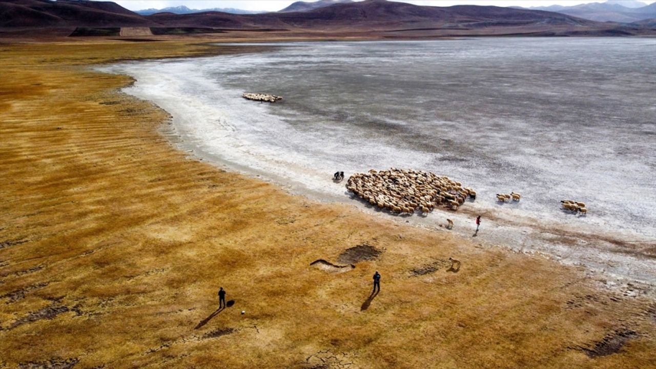 Tuz Gölü kuraklık ve aşırı buharlaşma nedeniyle yeniden kurudu
